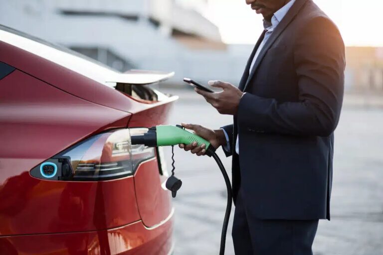 Cargador de auto eléctrico instalado en cochera de edificio residencial