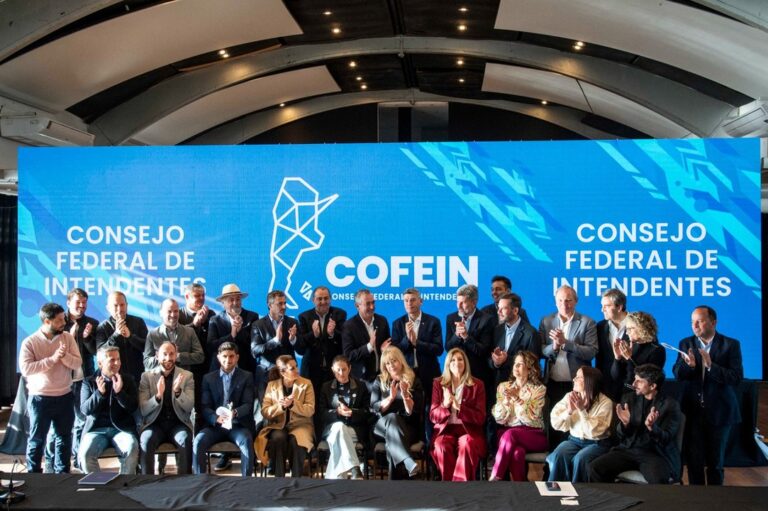 Intendentes reunidos en Rosario reclamando la restitución de fondos retenidos por la Nación
