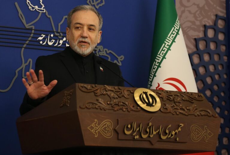 Bandera de Irán y de Israel en un contexto diplomático