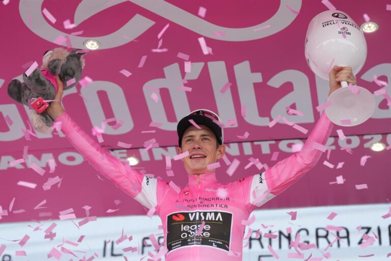 Jonas Vingegaard festeja tras ganar el Giro de Italia en Roma