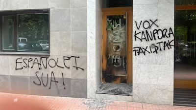 Urnas y papeletas en un colegio electoral de Andalucía durante la jornada de votación