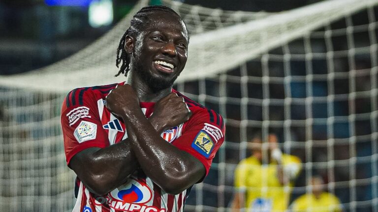 Yimmi Chará, capitán de Junior de Barranquilla, en un partido de fútbol colombiano