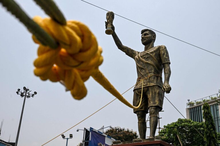 Estatua dorada de Lionel Messi de 21 metros de altura en Calcuta, India