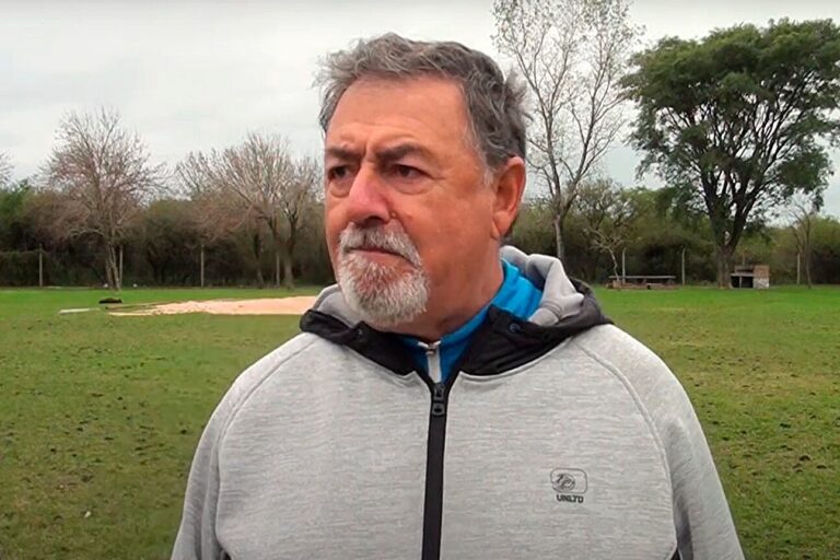 Atletas argentinos entrenando en una pista de atletismo