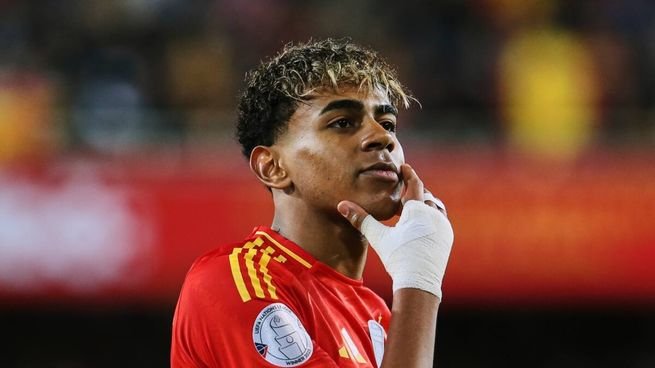 Lamine Yamal con la camiseta de la selección española