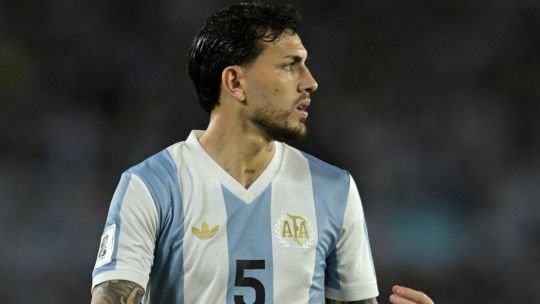 Leandro Paredes con la camiseta de la Selección Argentina durante un partido