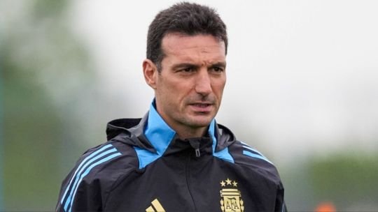 Lionel Scaloni dirigiendo entrenamiento de la selección argentina en el Predio Ezeiza