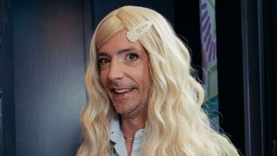 Caro Pardíaco, personaje interpretado por Julián Kartun, en la serie Carísima de Netflix