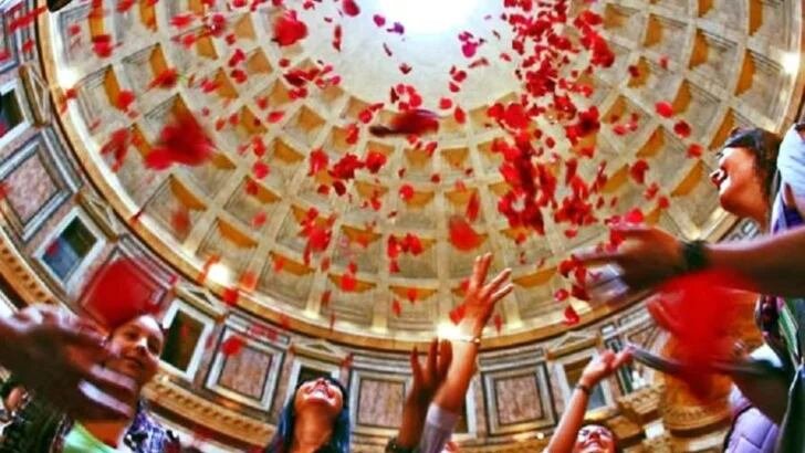 Interior del Panteón de Roma con lluvia de pétalos rojos durante la celebración de Pentecostés