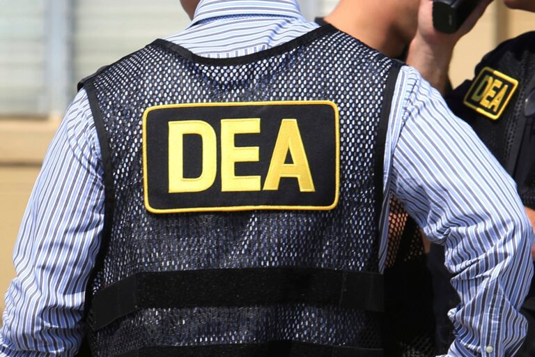 Fichas de Iván Archivaldo y Jesús Alfredo Guzmán Salazar en la lista de los más buscados de la DEA