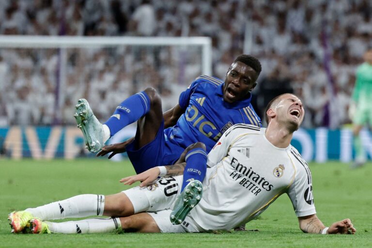 Estadio Santiago Bernabéu con afición silbando durante partido Real Madrid vs Oviedo