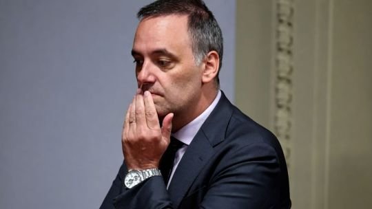 Manuel Adorni, jefe de Gabinete, en una conferencia de prensa