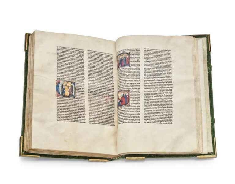 Manuscrito medieval iluminado con pan de oro mostrando escenas del rey Arturo y Merlín