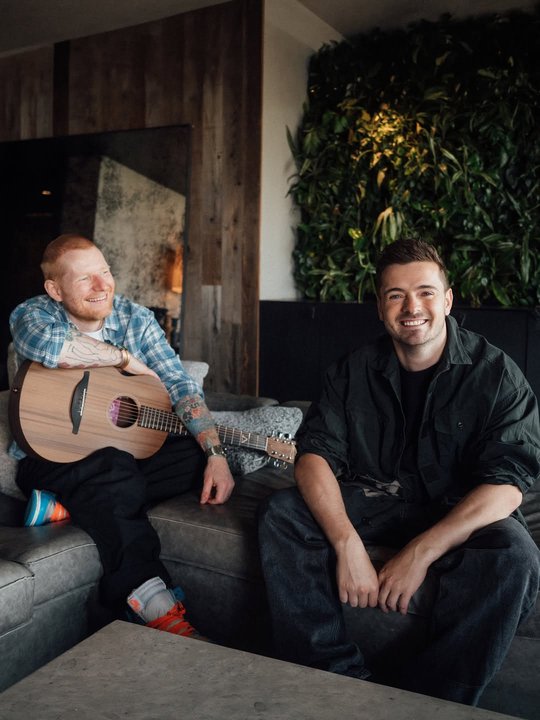Martin Garrix y Ed Sheeran posan juntos para una foto promocional