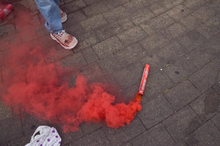 Aficionados del PSG celebran en los Campos Elíseos tras la victoria en la final de la Liga de Campeones