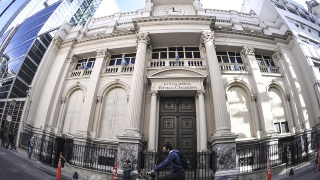 Gráfico de billetes de pesos argentinos y una balanza con signos de pesos y crédito, simbolizando la trampa de liquidez