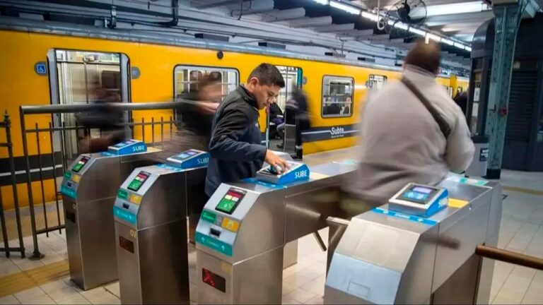 Personas esperando un colectivo en una parada de la Ciudad de Buenos Aires