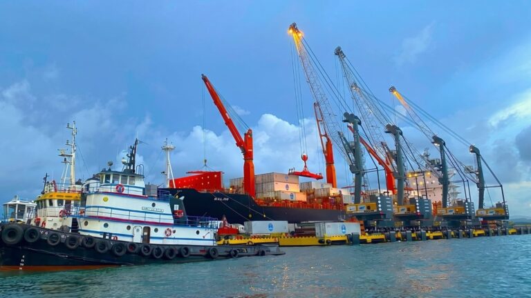 Puerto Quetzal, Guatemala, con contenedores y grúas portuarias