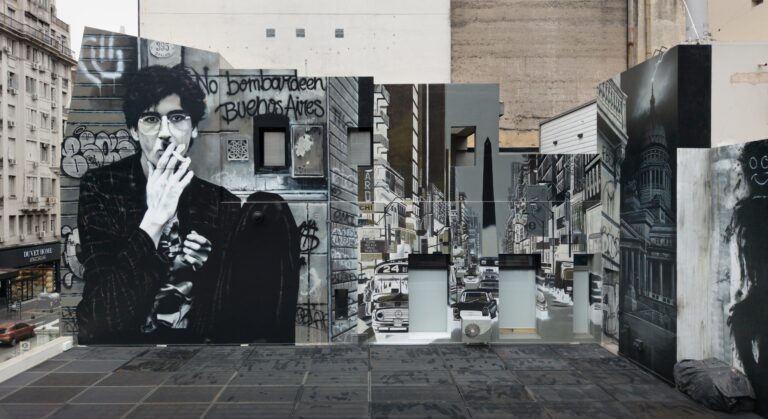 Mural de Charly García en la terraza de Zivals, en Corrientes y Callao, con la estética de Clics Modernos