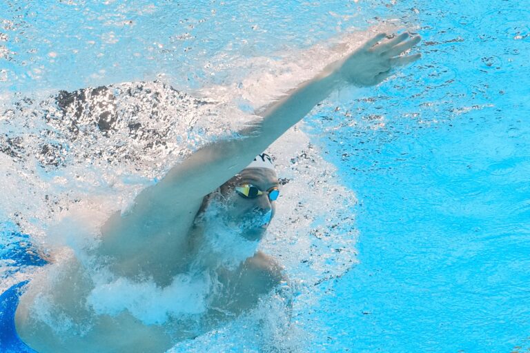 Persona nadando en una piscina