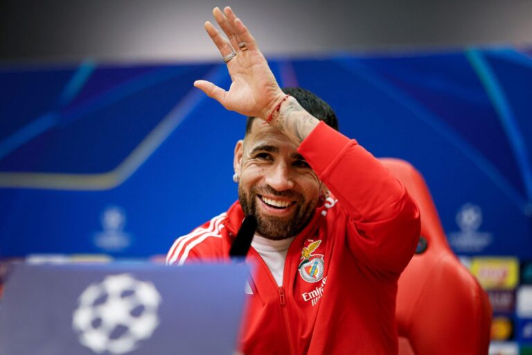 Nicolás Otamendi con la camiseta del Benfica