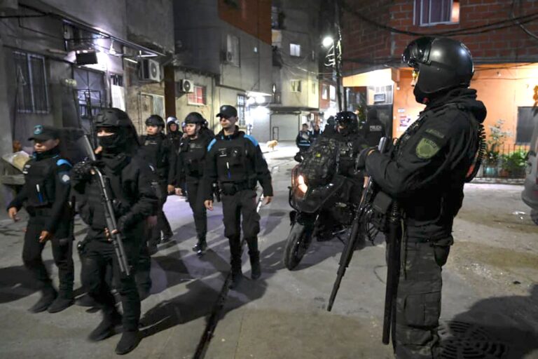 Operativo policial en villas porteñas con agentes y vehículos