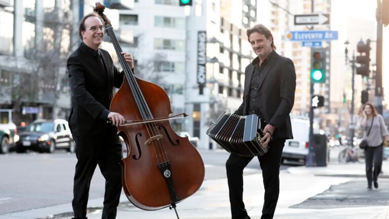Bandoneonistas de distintas generaciones durante la grabación del álbum Fueyerías