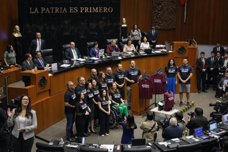 Senador Ricardo Anaya con playeras de apoyo en el Senado
