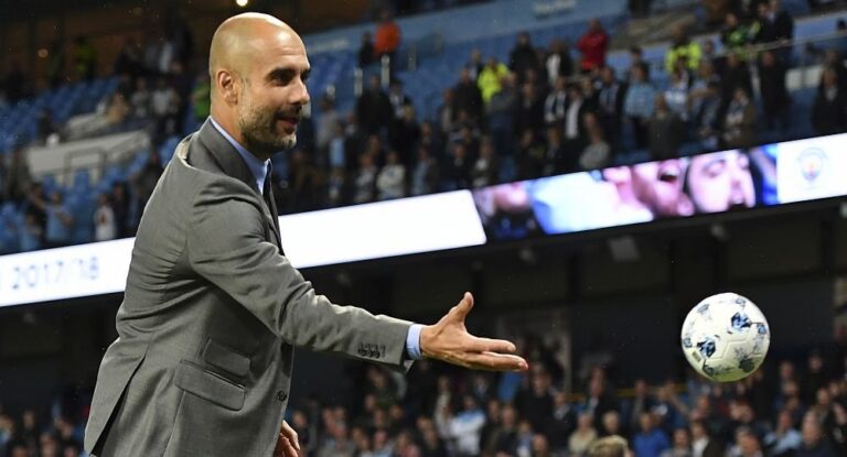 Pep Guardiola durante un partido del Manchester City