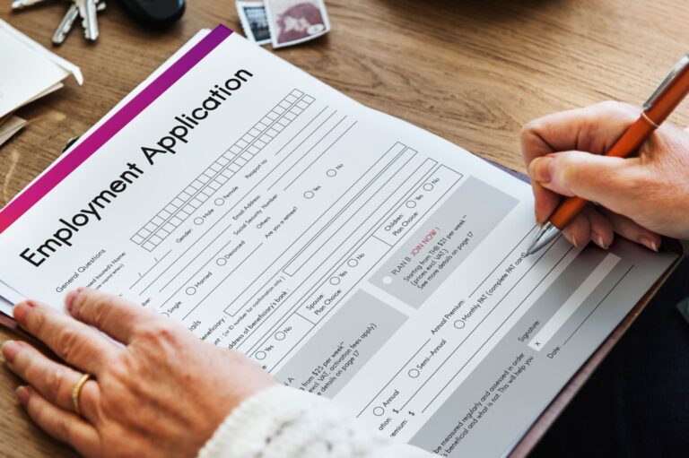 Persona revisando documentos de inmigración con el sello de Uscis
