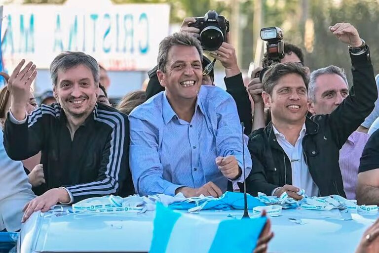 Dirigentes peronistas en una reunión política estratégica