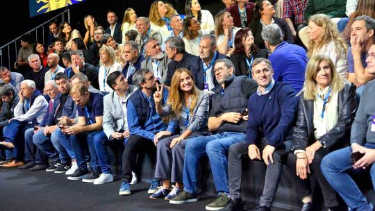 Dirigentes del Peronismo Federal en un evento político con banderas argentinas