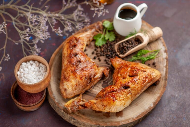 Pollo piri piri asado con salsa picante y hierbas