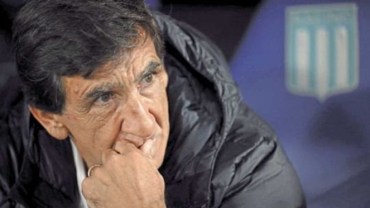 Gustavo Costas durante un partido de Racing