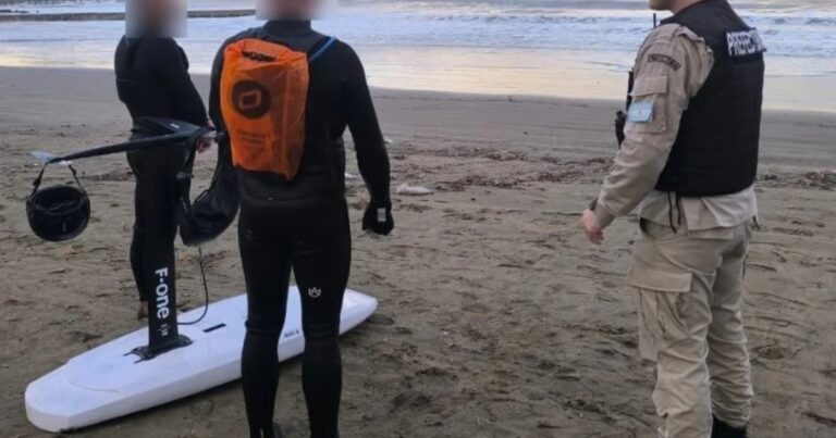 Embarcación de Prefectura Naval en medio del oleaje durante el rescate en Mar del Plata