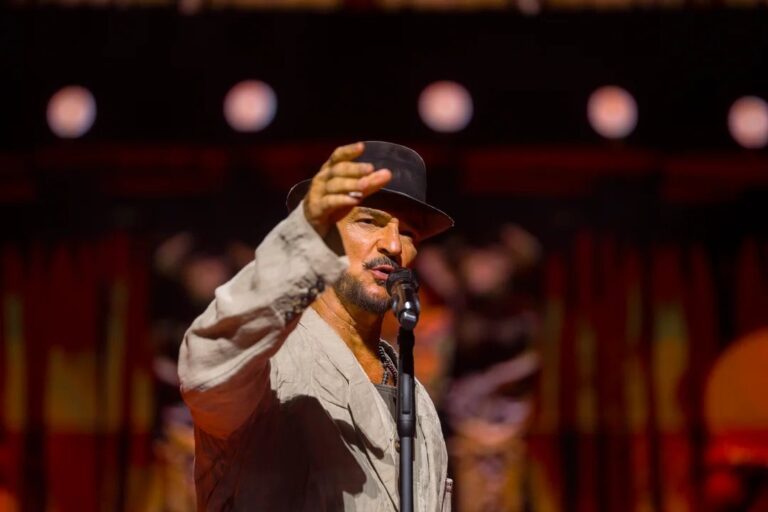 Ricardo Arjona en el escenario del Jockey Club de Asunción durante su gira Lo que El Seco no dijo