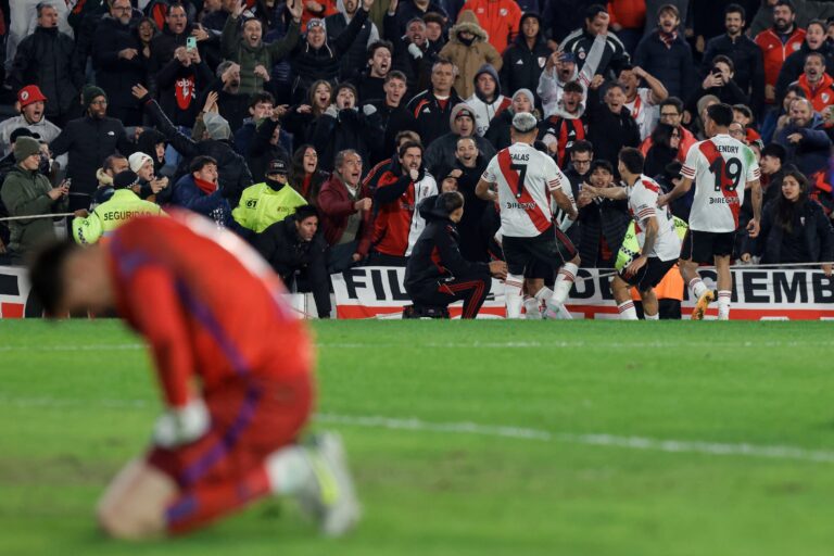 Jugadores de River Plate celebran la clasificación a cuartos del Apertura tras vencer a San Lorenzo en penales