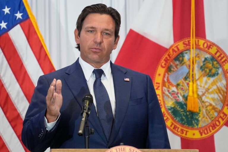 Ron DeSantis firmando una orden ejecutiva en Florida