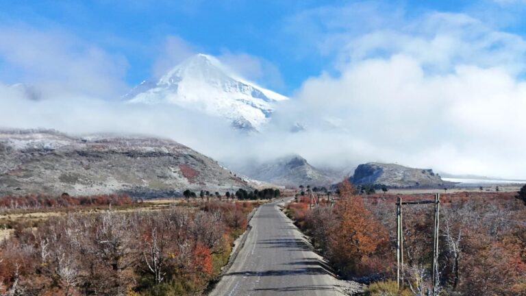 Vista del volcán Lanín desde la ruta binacional en la Patagonia