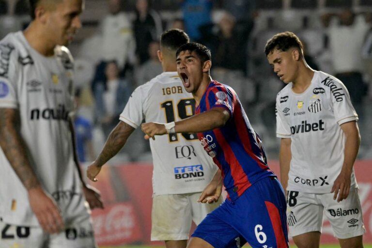 Jugadores de San Lorenzo celebran el gol del empate ante Santos