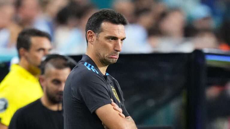Lionel Scaloni observando un partido de fútbol