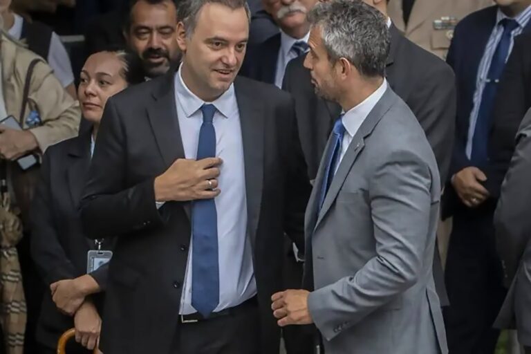 Sesión en la Cámara de Diputados con tribuna libertaria en apoyo a Manuel Adorni
