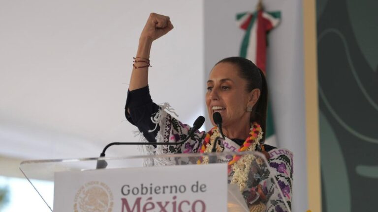 Claudia Sheinbaum durante asamblea comunitaria en Almoloya, Estado de México