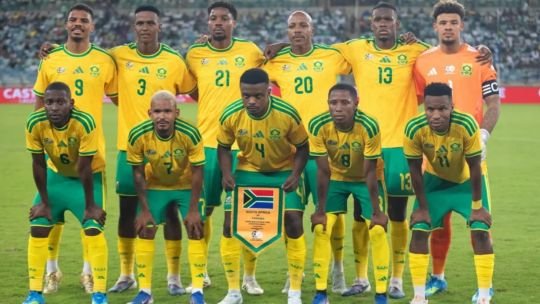 Jugadores de la Selección de Sudáfrica posan con la bandera nacional