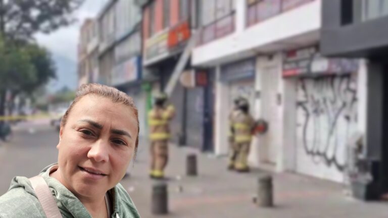 Mujer en camilla quirúrgica con equipo médico de fondo