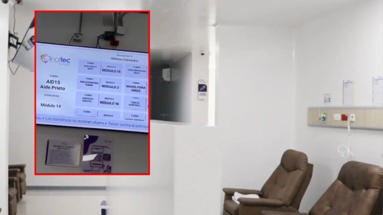 Pantalla de turnos de la Clínica Clinaltec con mensaje político en la parte inferior
