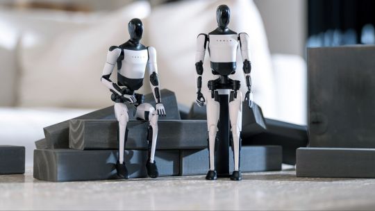Robot humanoide Tesla Optimus Gen 3 realizando tareas domésticas