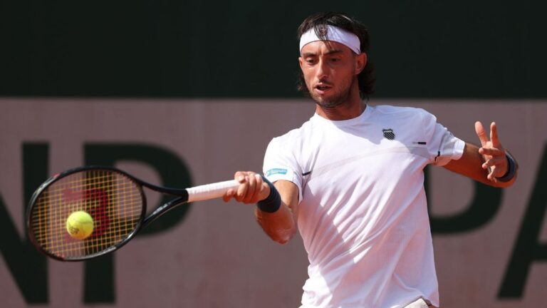 Thiago Tirante celebrando un punto en la cancha de Roland Garros