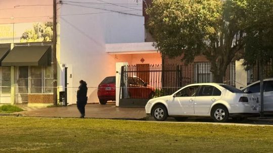 Portón de hierro similar al que cayó sobre la niña en Córdoba
