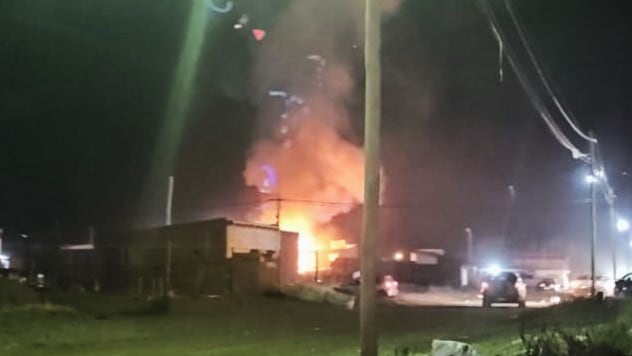 Bomberos trabajan entre los escombros de una vivienda incendiada en Perito Moreno, Santa Cruz